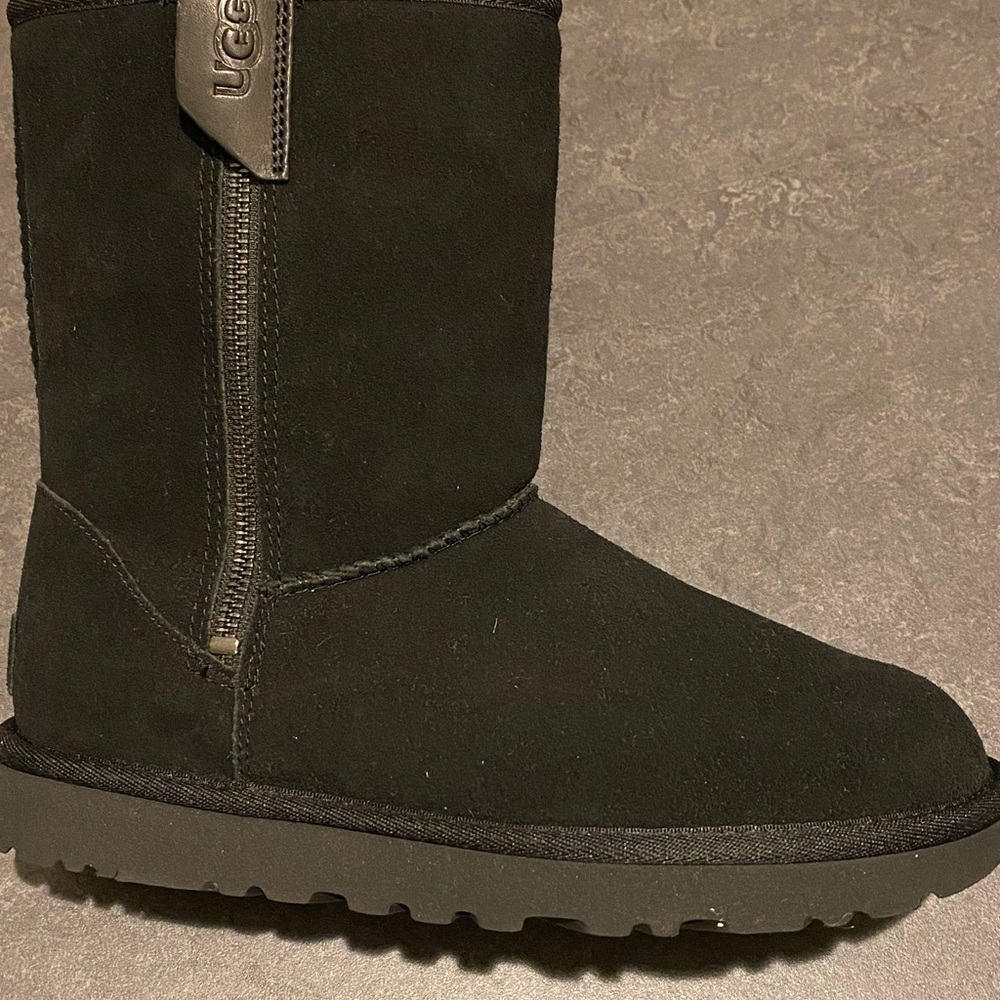 UGG CLASSIC SHORT BAILEY ZIP BOOT